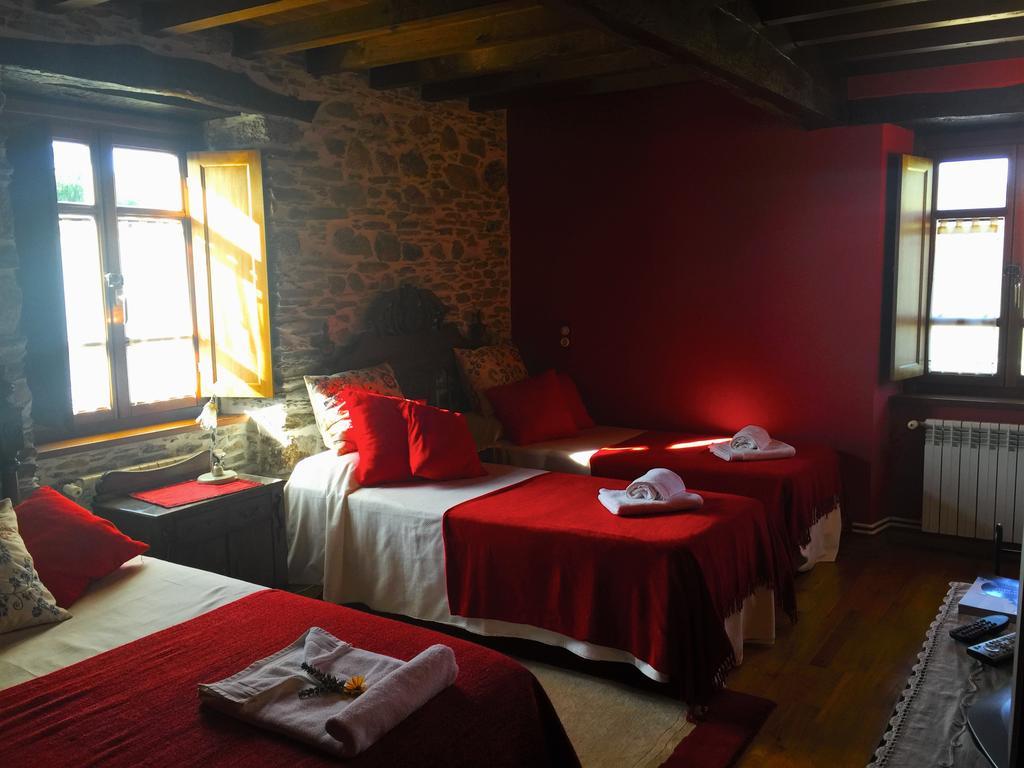 Os Tres Teixos Guest House San Acisclo Ngoại thất bức ảnh