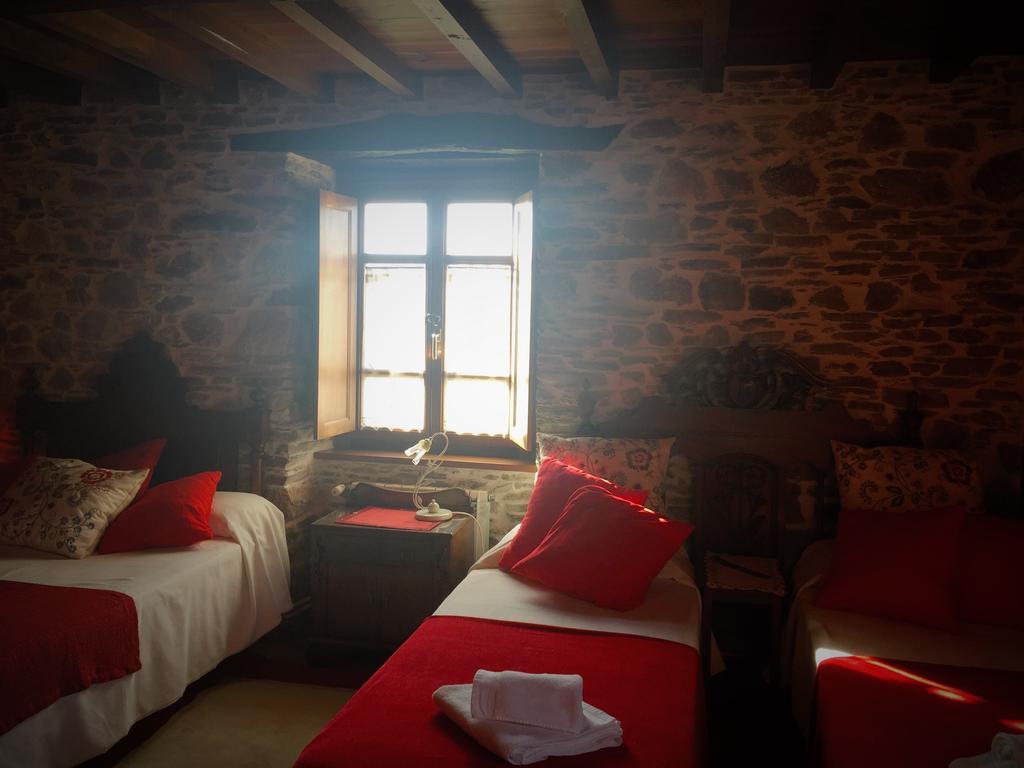 Os Tres Teixos Guest House San Acisclo Ngoại thất bức ảnh