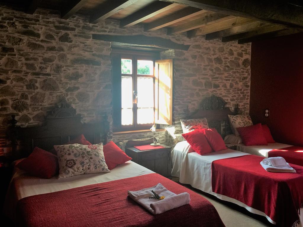Os Tres Teixos Guest House San Acisclo Ngoại thất bức ảnh